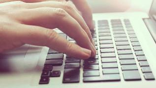Hände auf Laptop-Tastatur (verweist auf: Zwei neue BZL-Web-Seminare im Mai – jetzt anmelden)